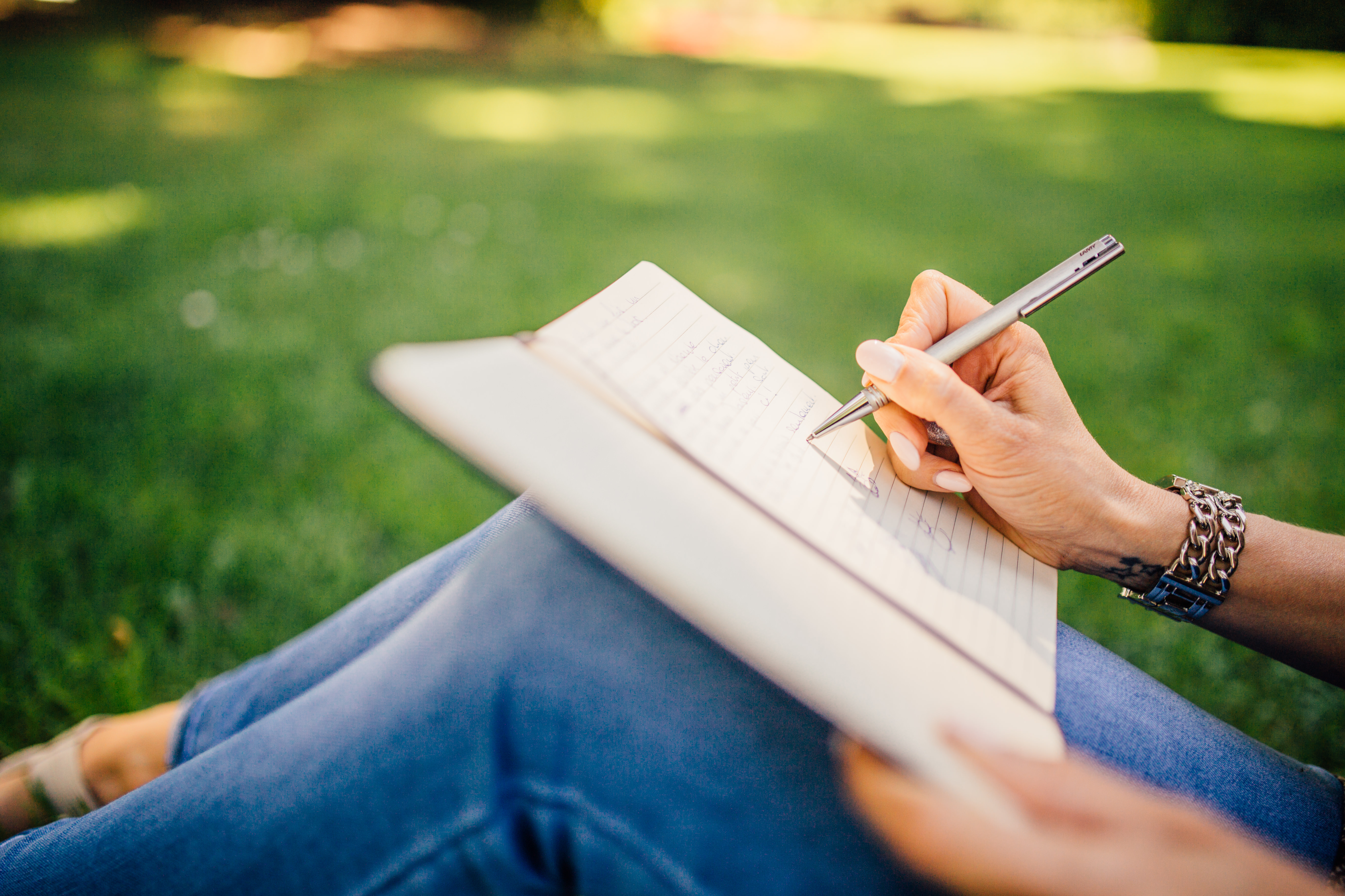 A writer writes books. Человек с блокнотом в руках. Девушка записывает в блокнот. Девушка с блокнотом и ручкой. Девушка с блокнотом в руках.