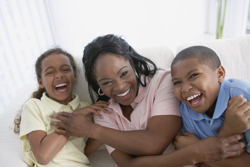 concept de rire de la mère et des enfants afro-américains pour les subventions pell pour les mères célibataires