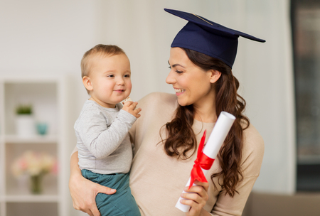 vzdělání, maturitní a mateřství koncept - happy matka studentka s dítětem chlapec a diplom doma - pell grant pro matky samoživitelky