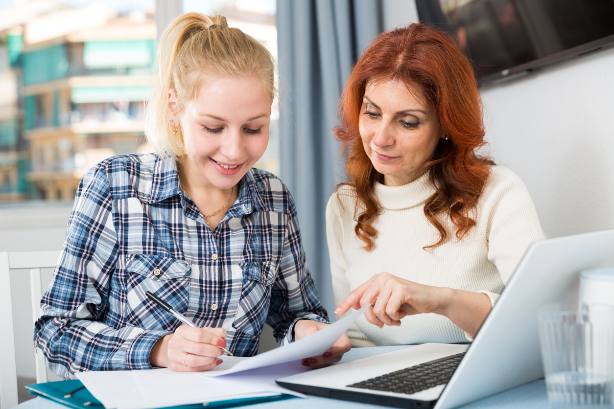 Advisor helping student choose her college major