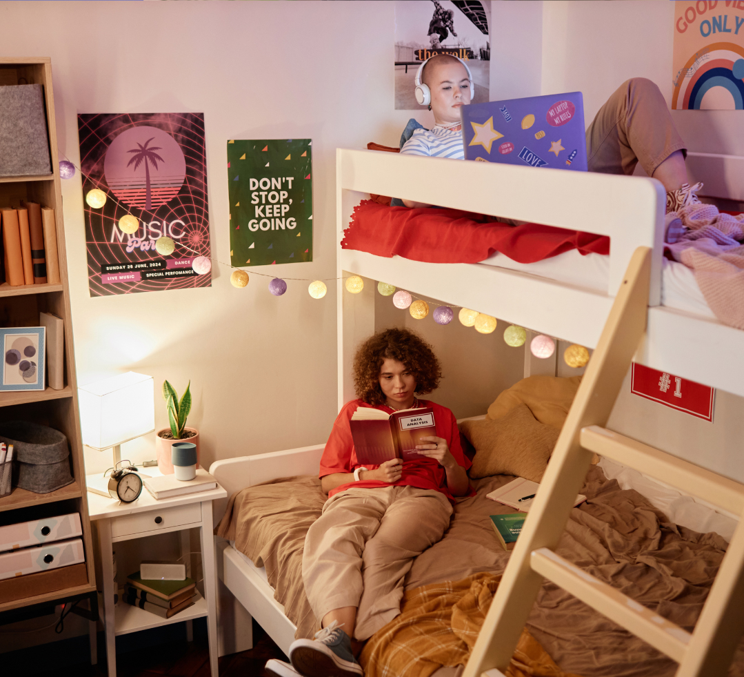 college roommates in their dorm - your transition to college