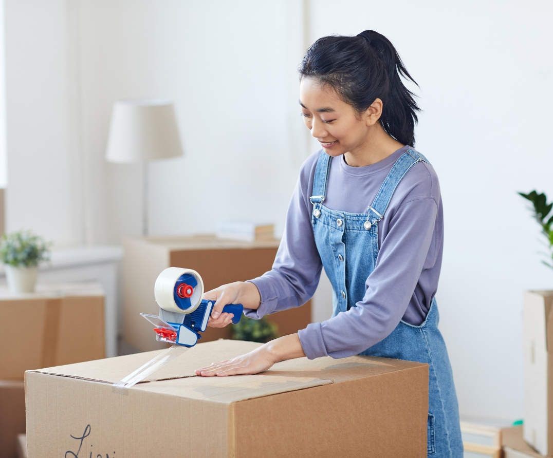 Your transition to college - college student packing boxes
