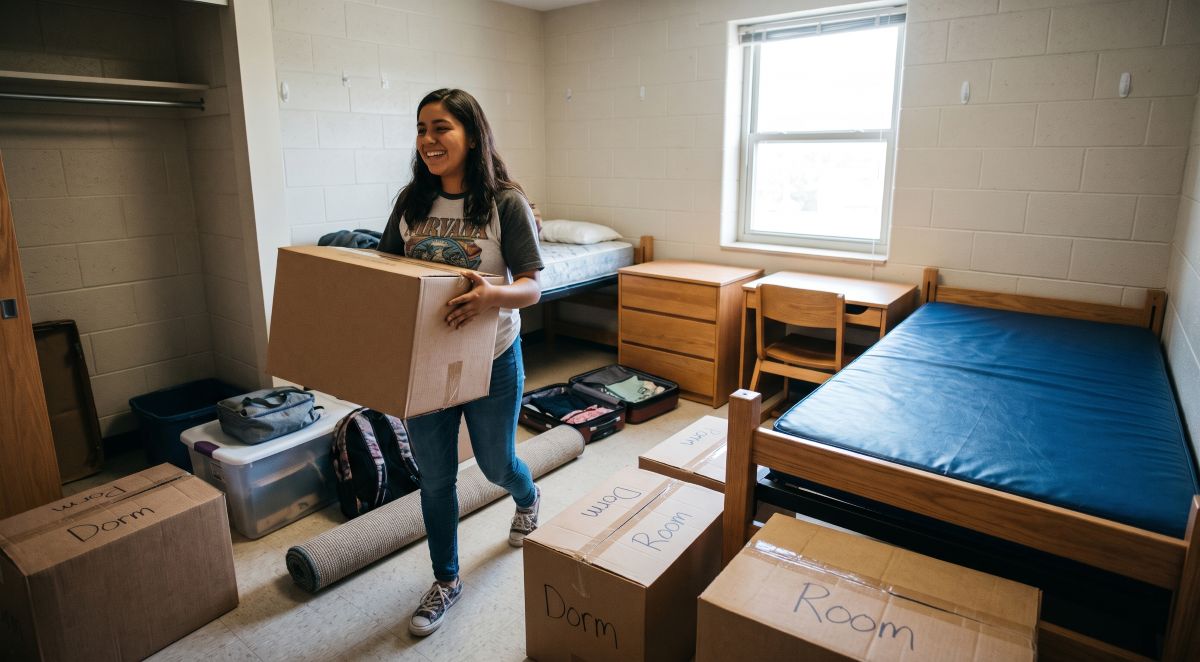 student moving into dorm